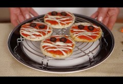 Ragú Halloween Recipe: Mummy Muffin Pizzas
